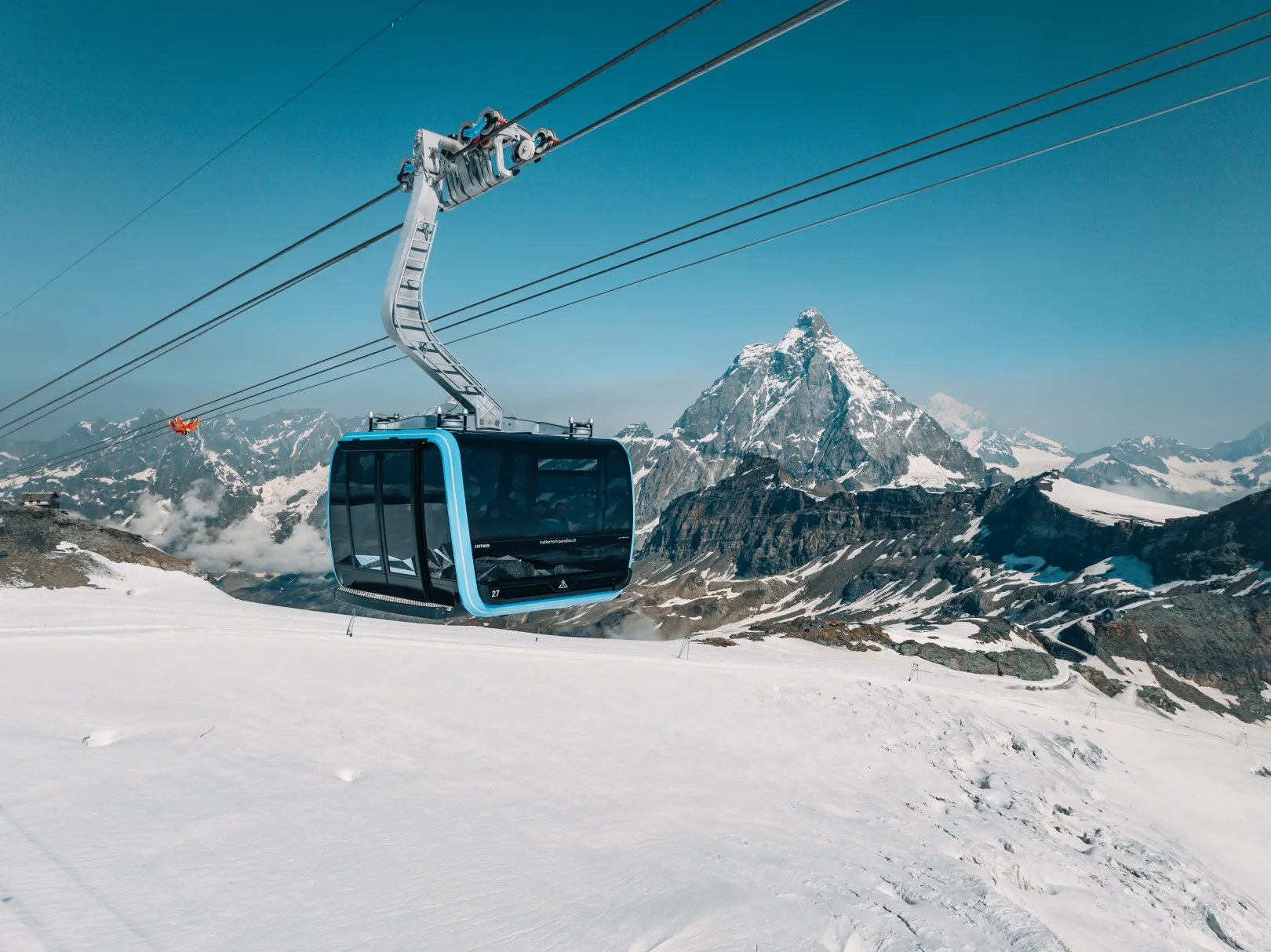 La gondole Matterhorn Glacier Ride survole un paysage glaciaire de haute montagne près de Zermatt.
