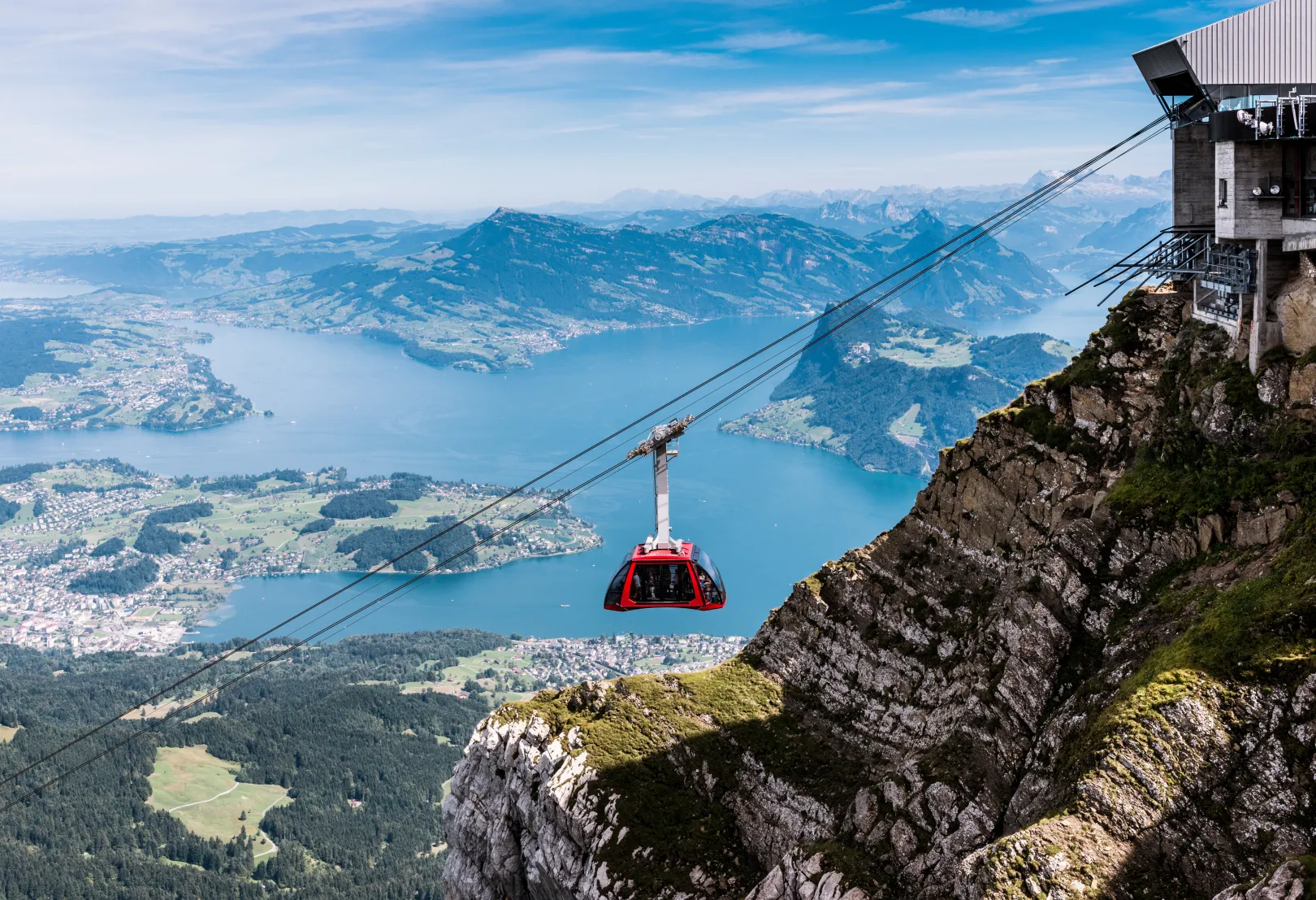 Le téléphérique Pilatus Dragon Ride survole des falaises escarpées avec vue sur le lac des Quatre-Cantons.