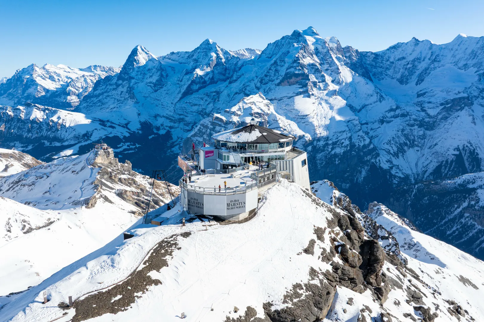 Skyline View Platform sur le Schilthorn, avec des glaciers et des montagnes enneigées en arrière-plan.